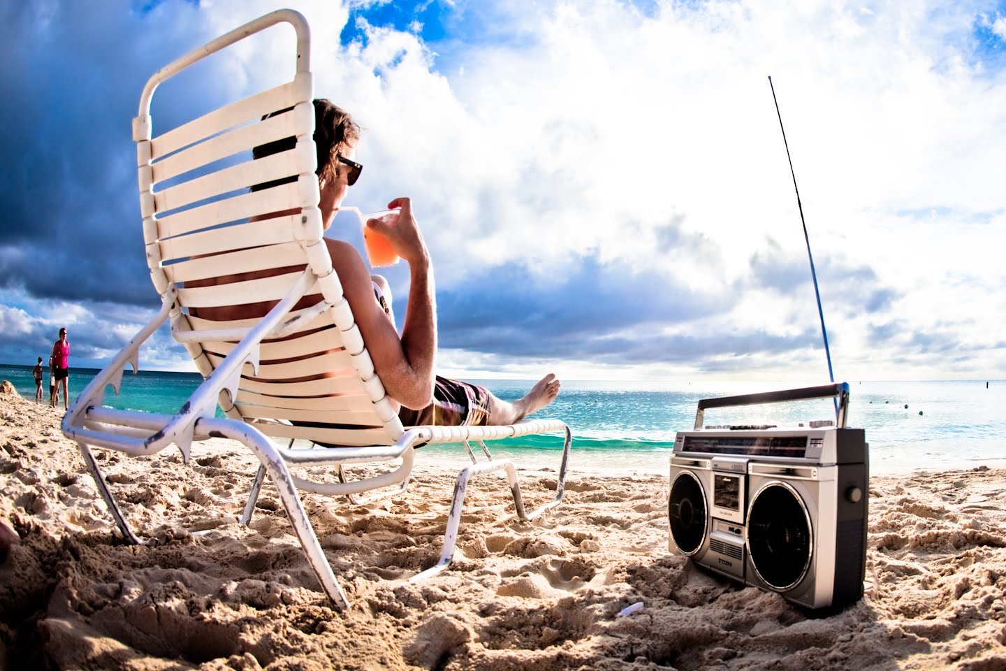Слушать песню отдыхаем хорошо. Лежак на пляже. Шезлонг на пляже. Девушка на шезлонге. Лежак на фоне моря.