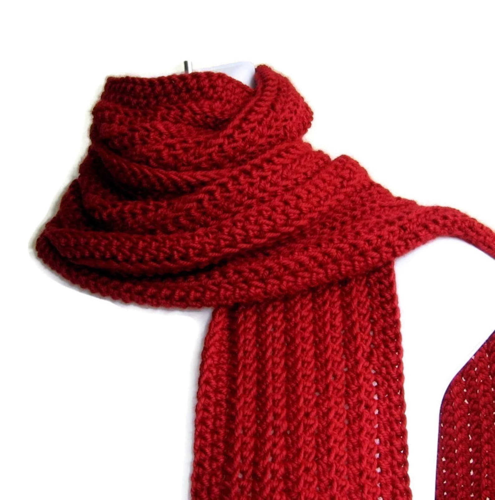Шарф банки. Red Scarf Микаса. Шарф красный. Красный вязаный шарф. Трикотажный шарф.