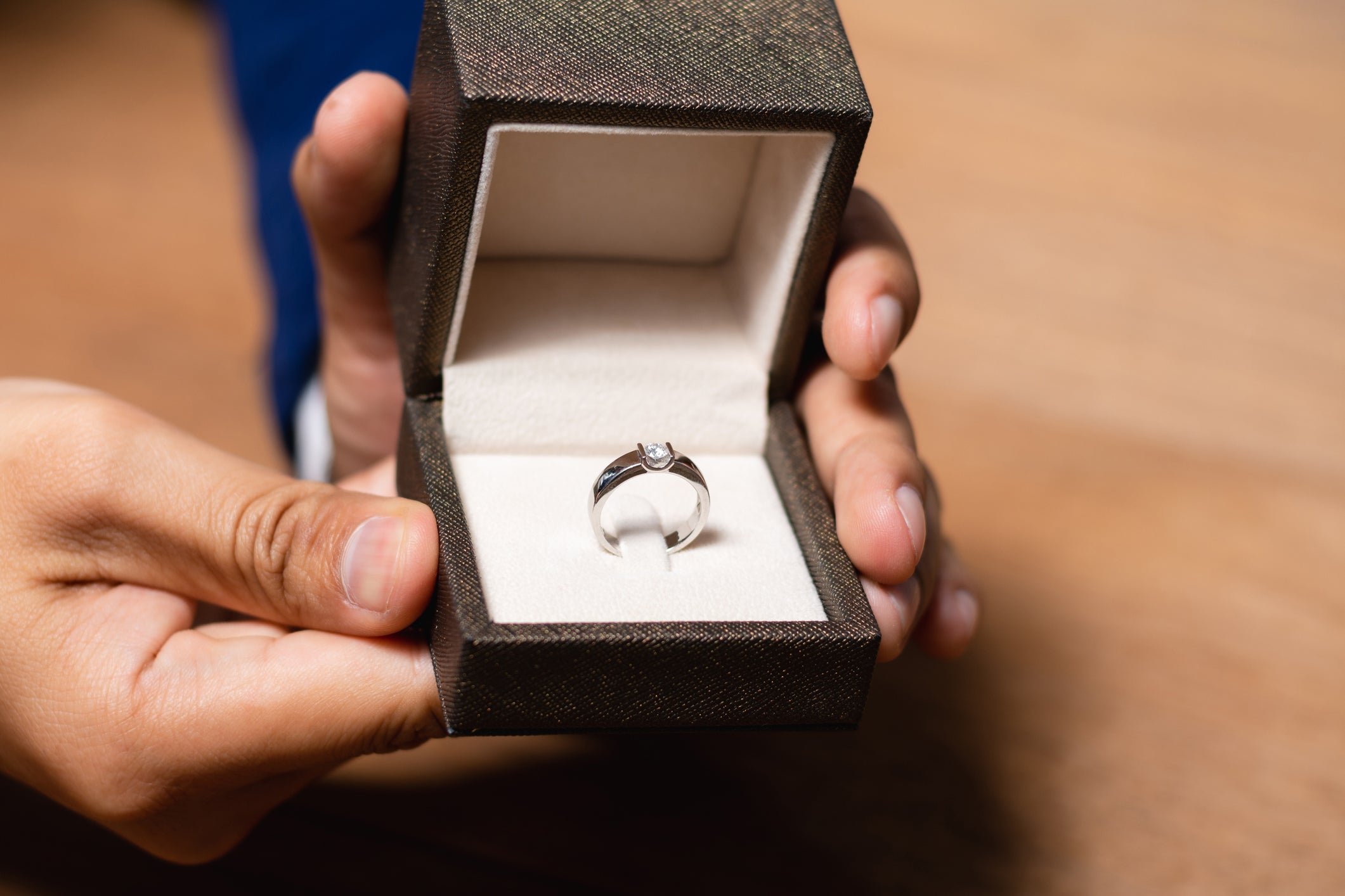 Получить кольцо в подарок. Кольцо в коробочке. Обручальное кольцо в коробочке. Помолвочное кольцо в коробочке. Коробочка для помолвочного кольца.