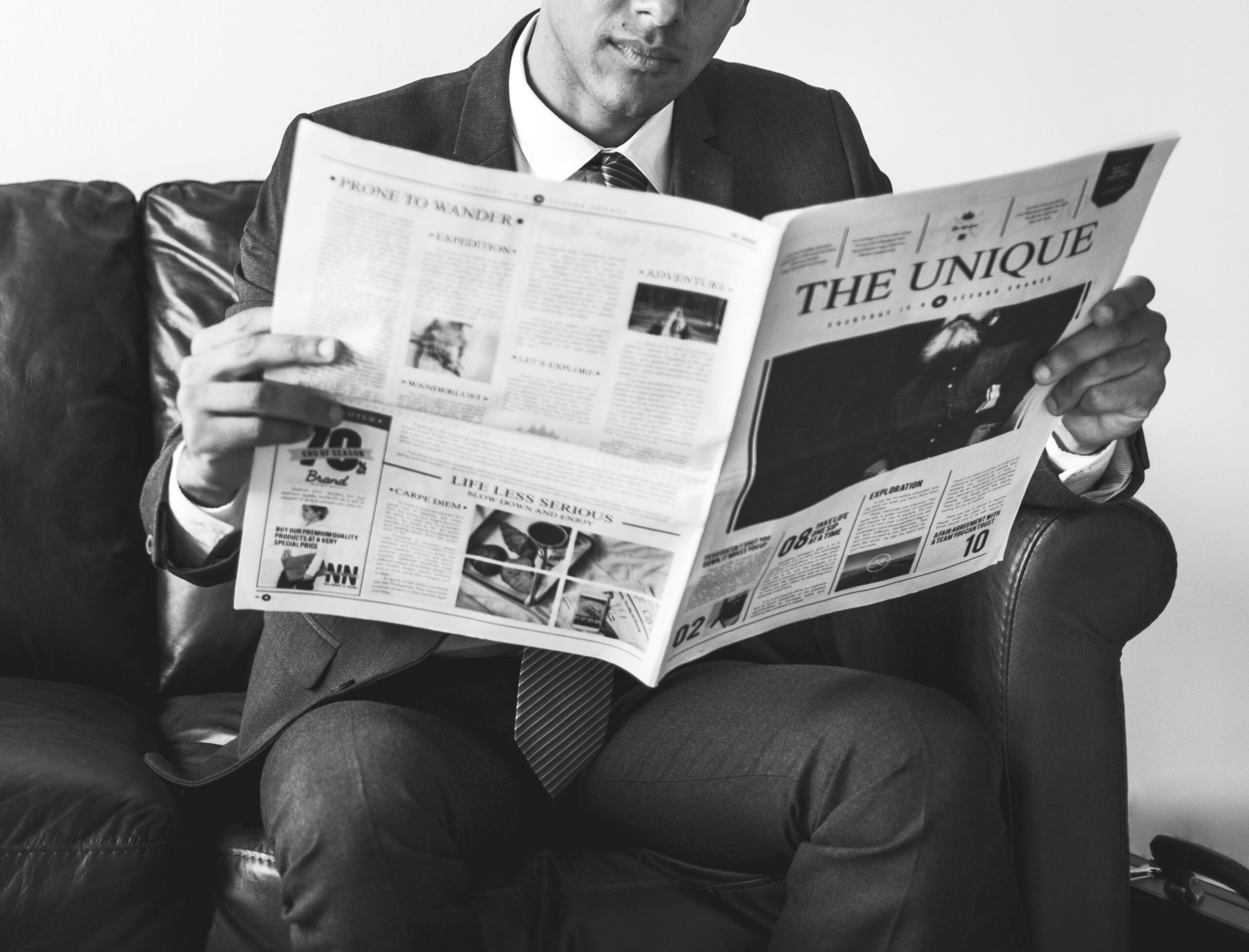 Читать журналы прессы. Человек читает газету. Человек с газетой. Парень с газетой. Мужчина читает газету.