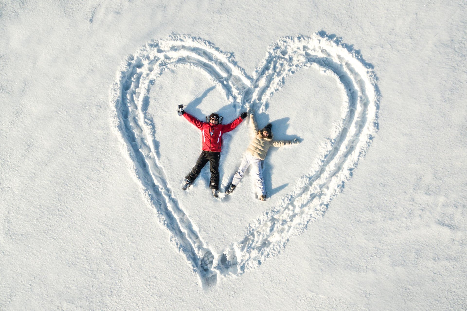 Зимний день и лыжи. Сердечко на снегу. Зима любовь. Снег любовь. Валентинка на снегу.