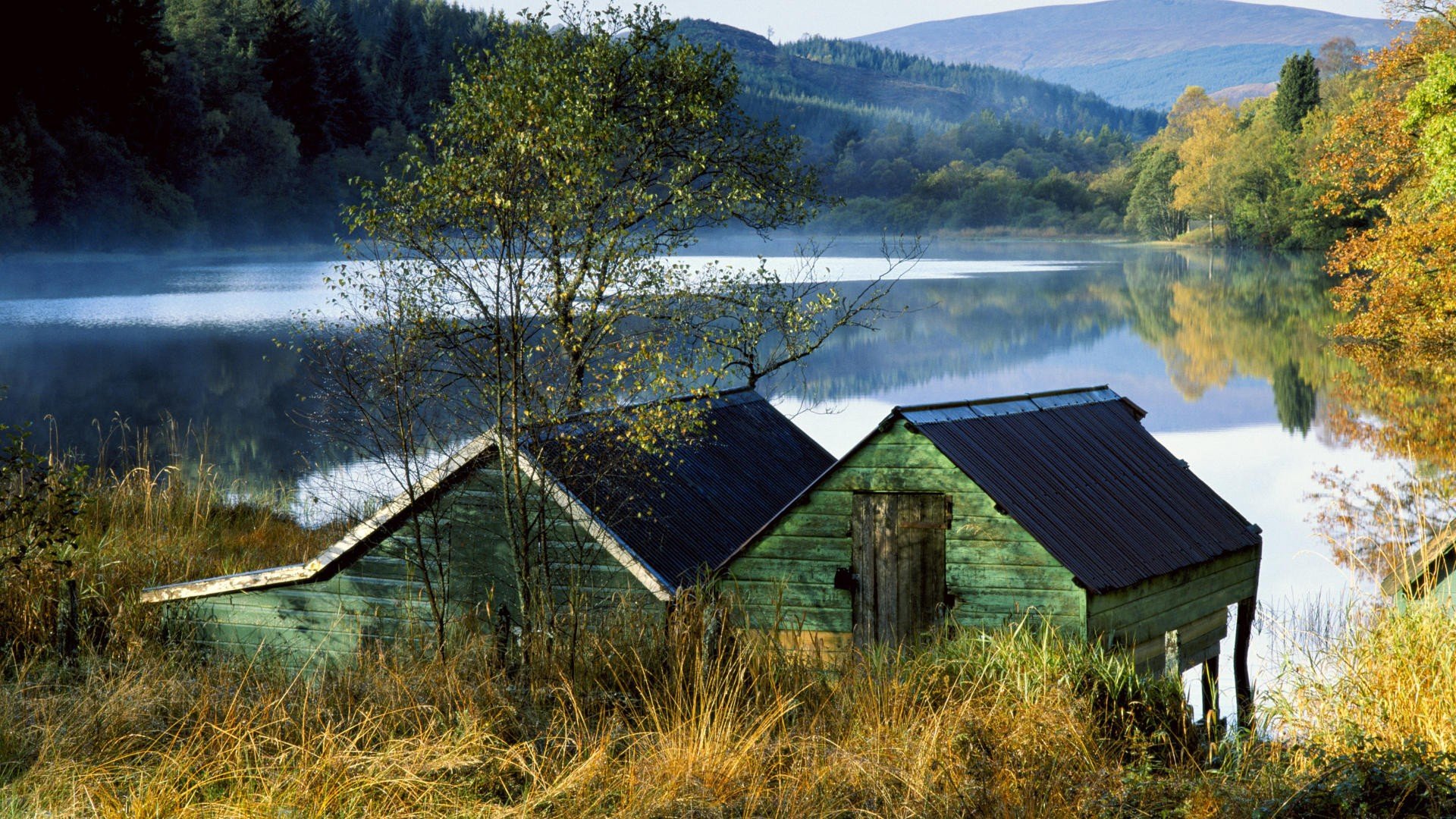 Озеро у деревни реальная. Домик у реки в Йёльстере. Норвегия. Домик у речки. Одинокий домик. Домик на отшибе.