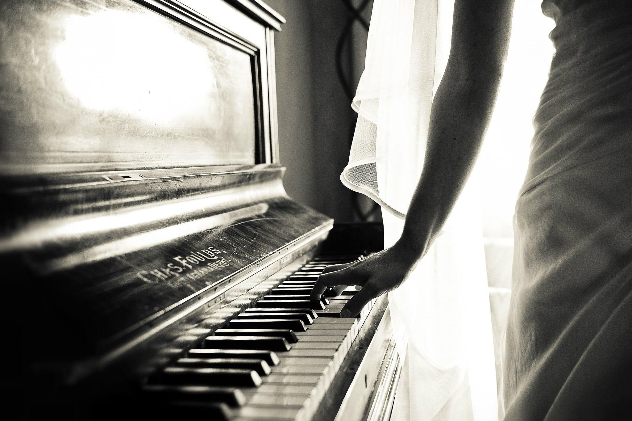 Песни грусти и печали. Девушка и пианино. Девушка и фортепьяно. Фотосессия с роялем. Девушка на рояле.