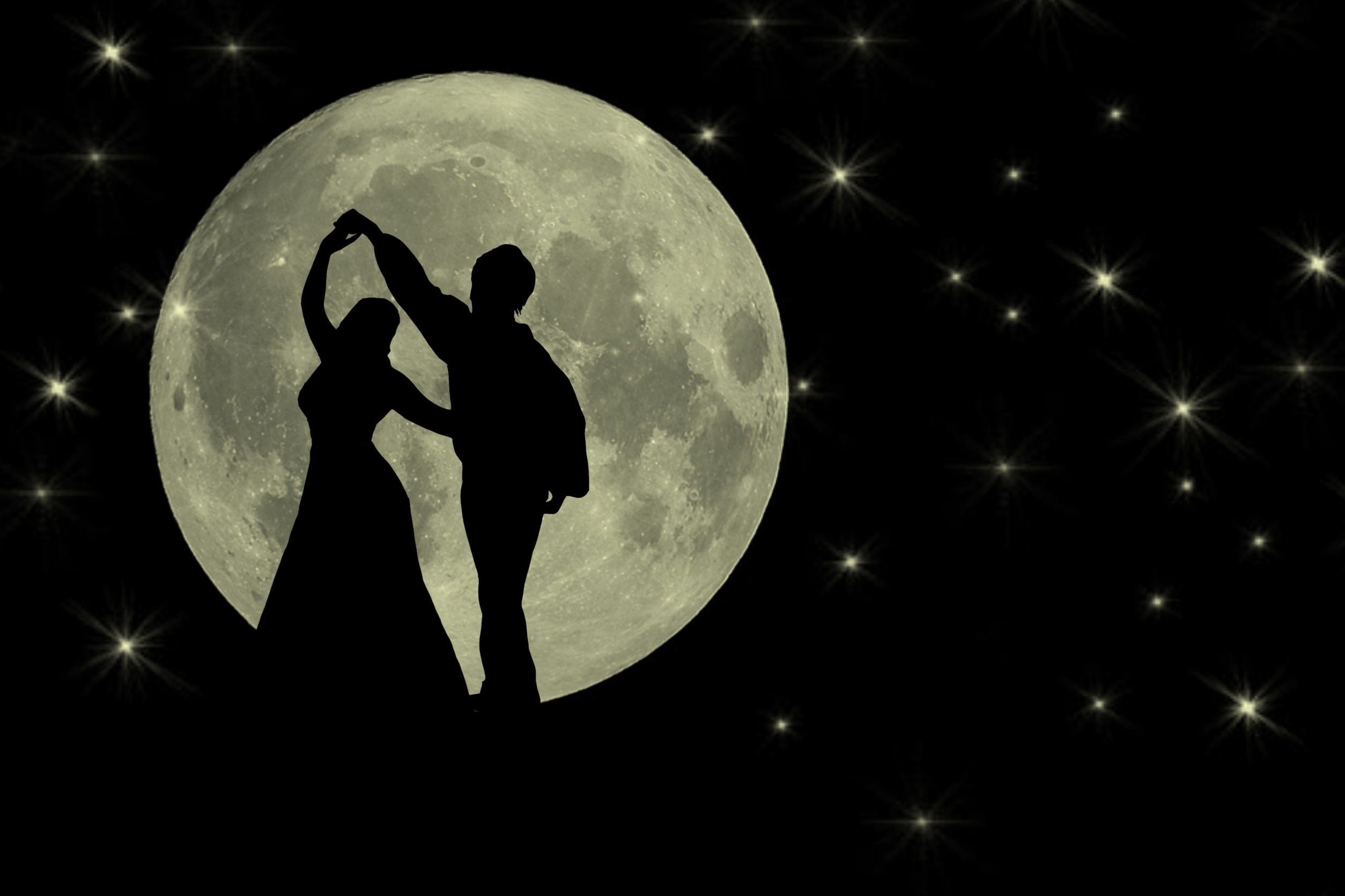 Девочка луна танцуй. Силуэт на фоне Луны. Пара на фоне Луны. Танцы под луной. Влюбленная пара на фоне Луны.