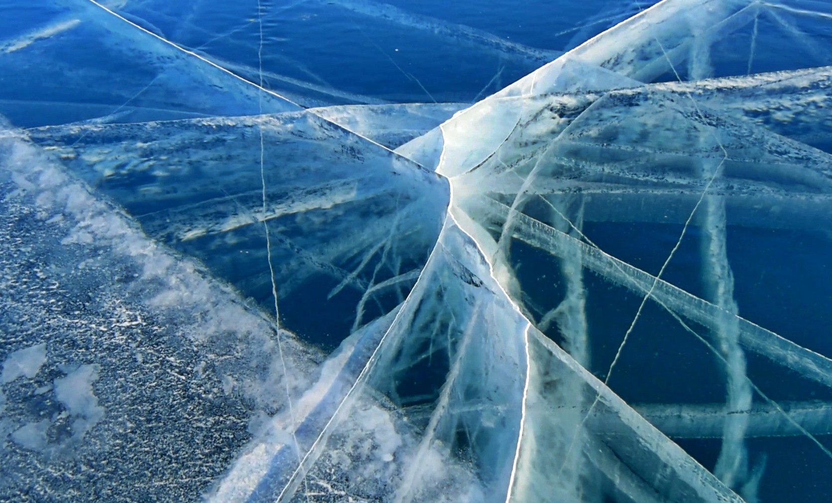 Трещины на льду. Трещины на Байкале. Снежная трещина. Байкал трещины на льду.