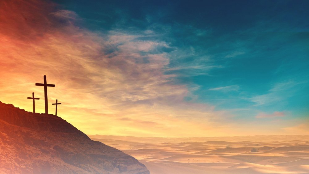 Деревянный крест на фоне неба