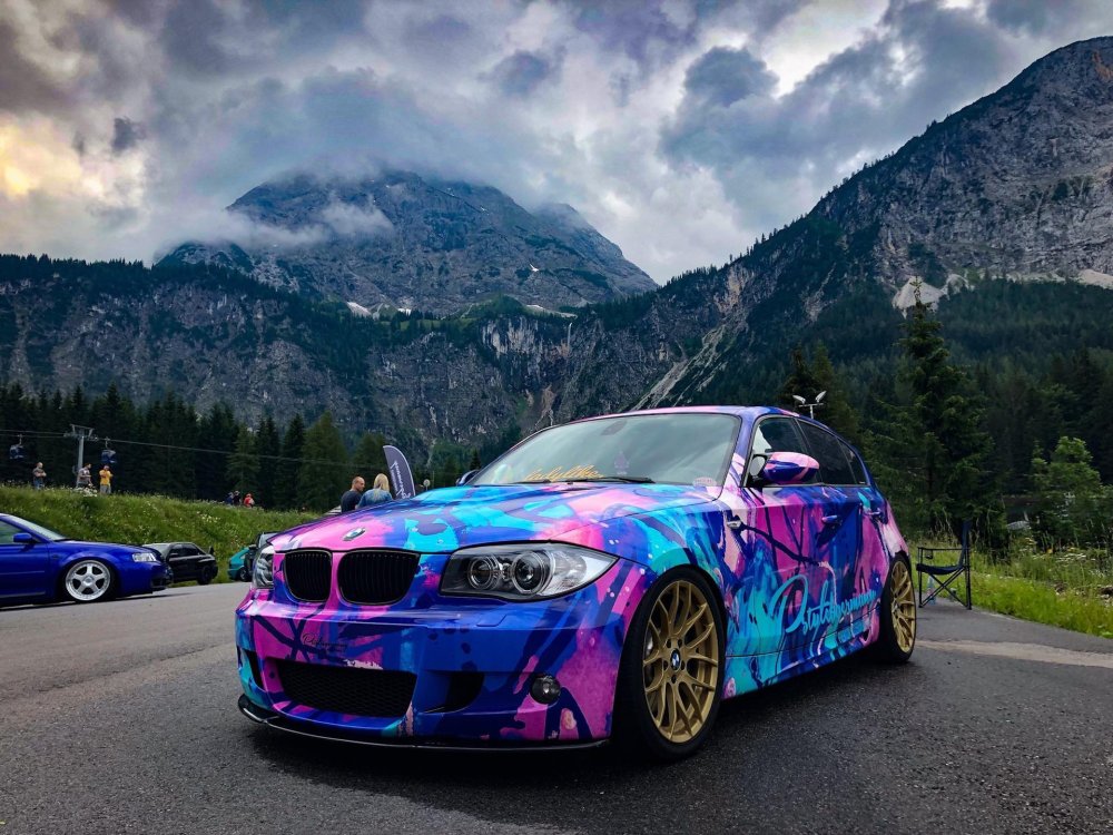 Фон синий с машинками