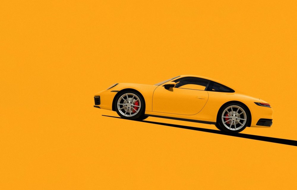 Машина на желтом фоне