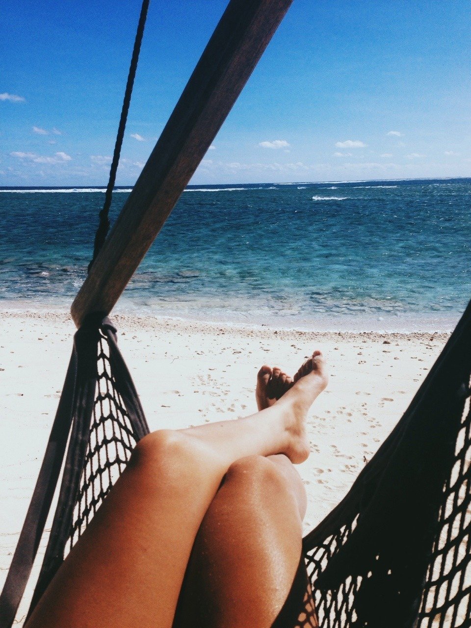 Ноги на фоне моря