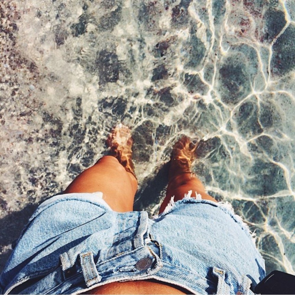 Девушка в шортах на море