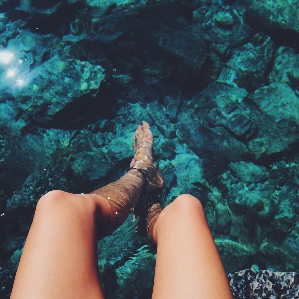 Ноги девушки в воде