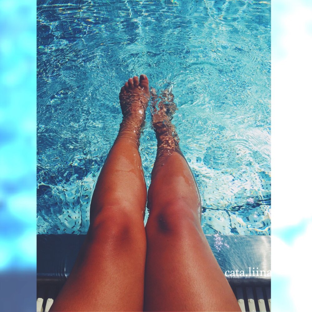 Ноги в бассейне