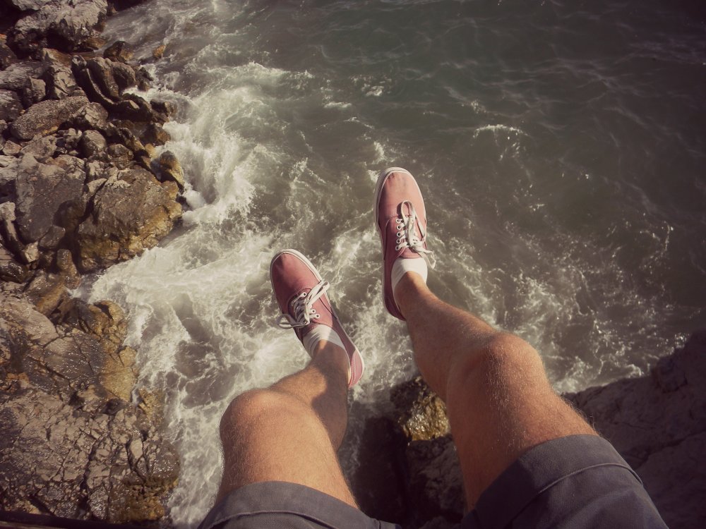 Ноги парня на море