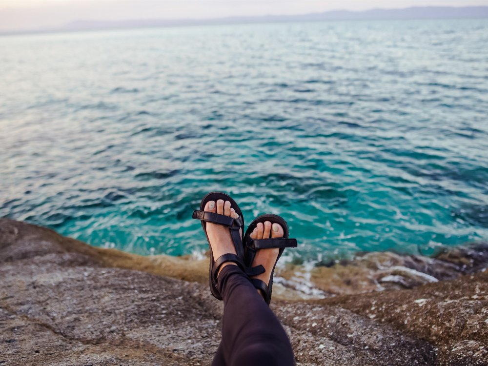 Женские ноги на море