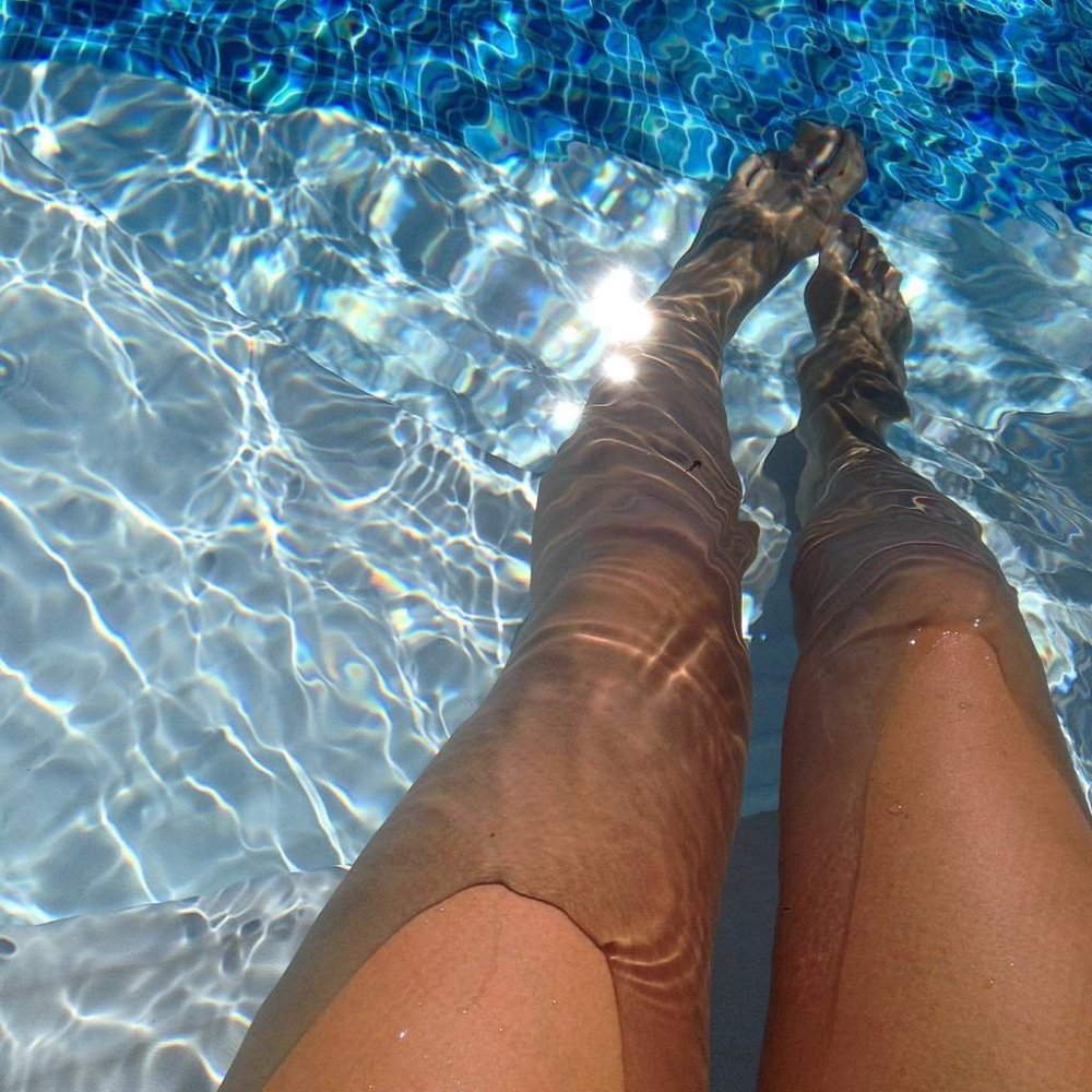 Ноги девушки в бассейне