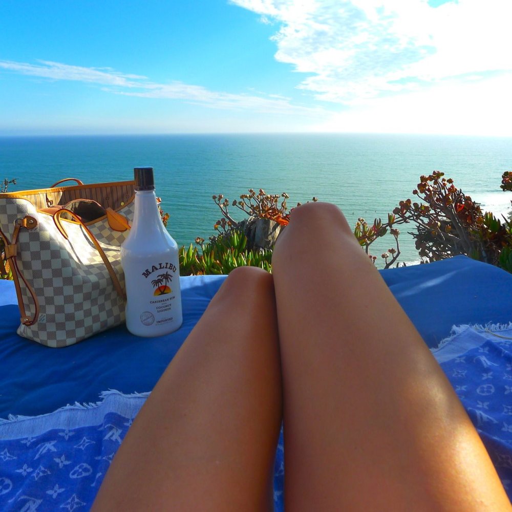 Ноги с видом на море