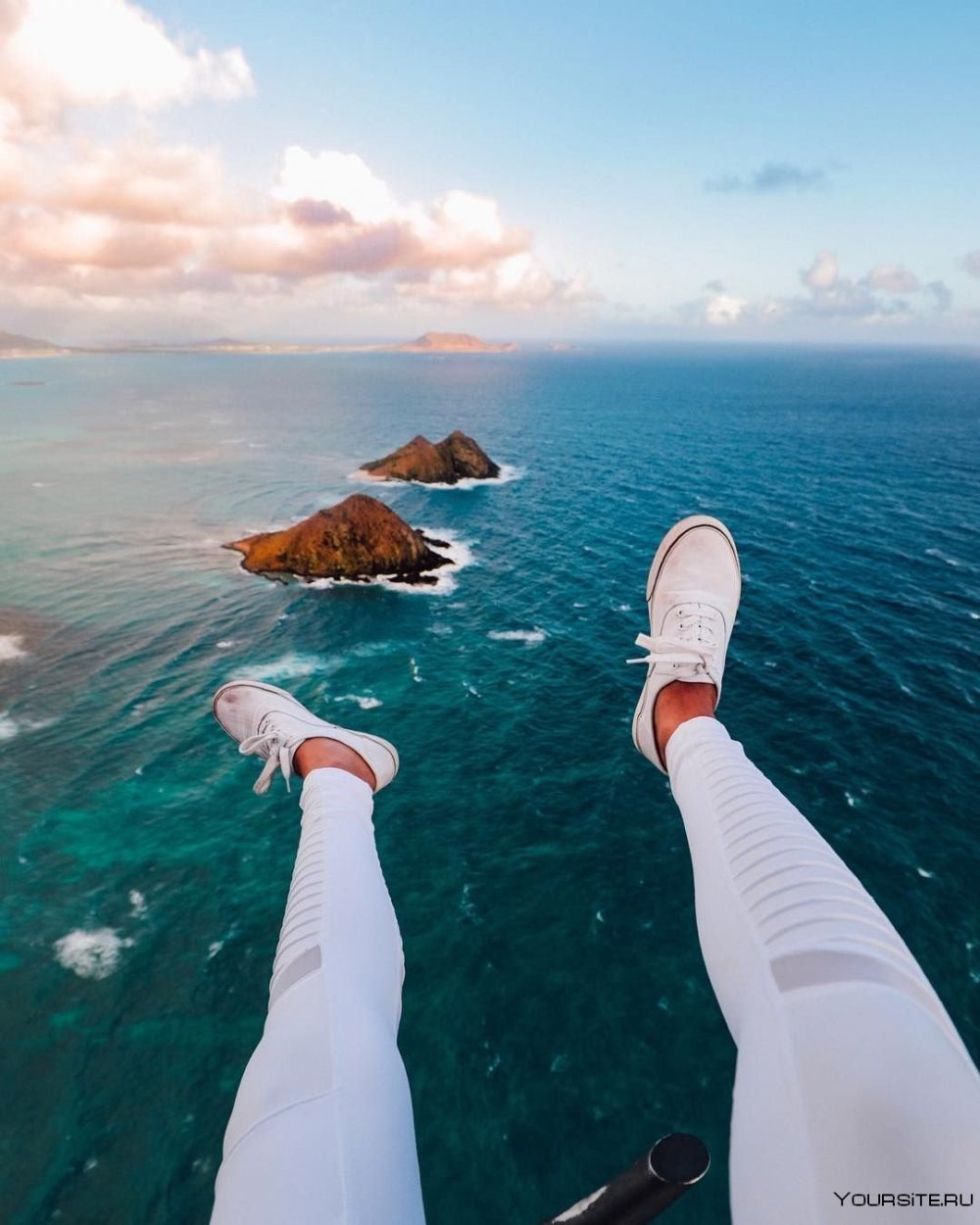 Ноги на фоне моря