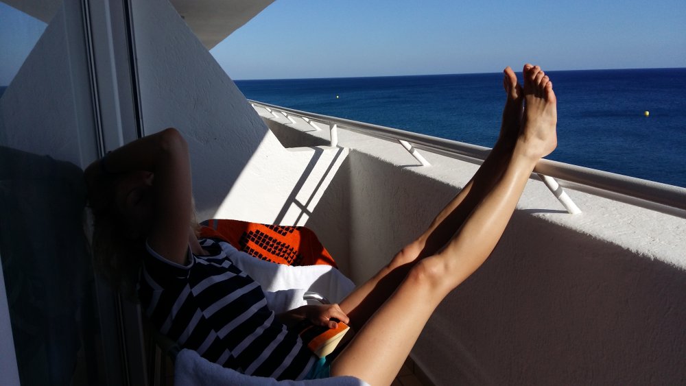 Ноги с видом на море
