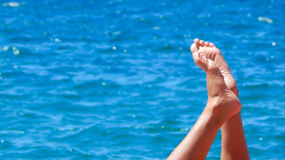 Ноги на фоне моря