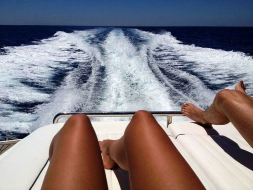Мужские ноги на яхте