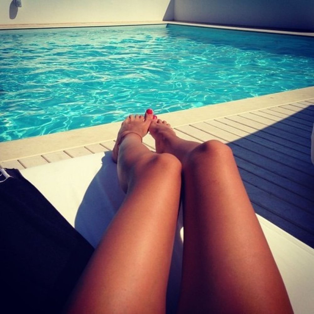 Женские ноги в бассейне