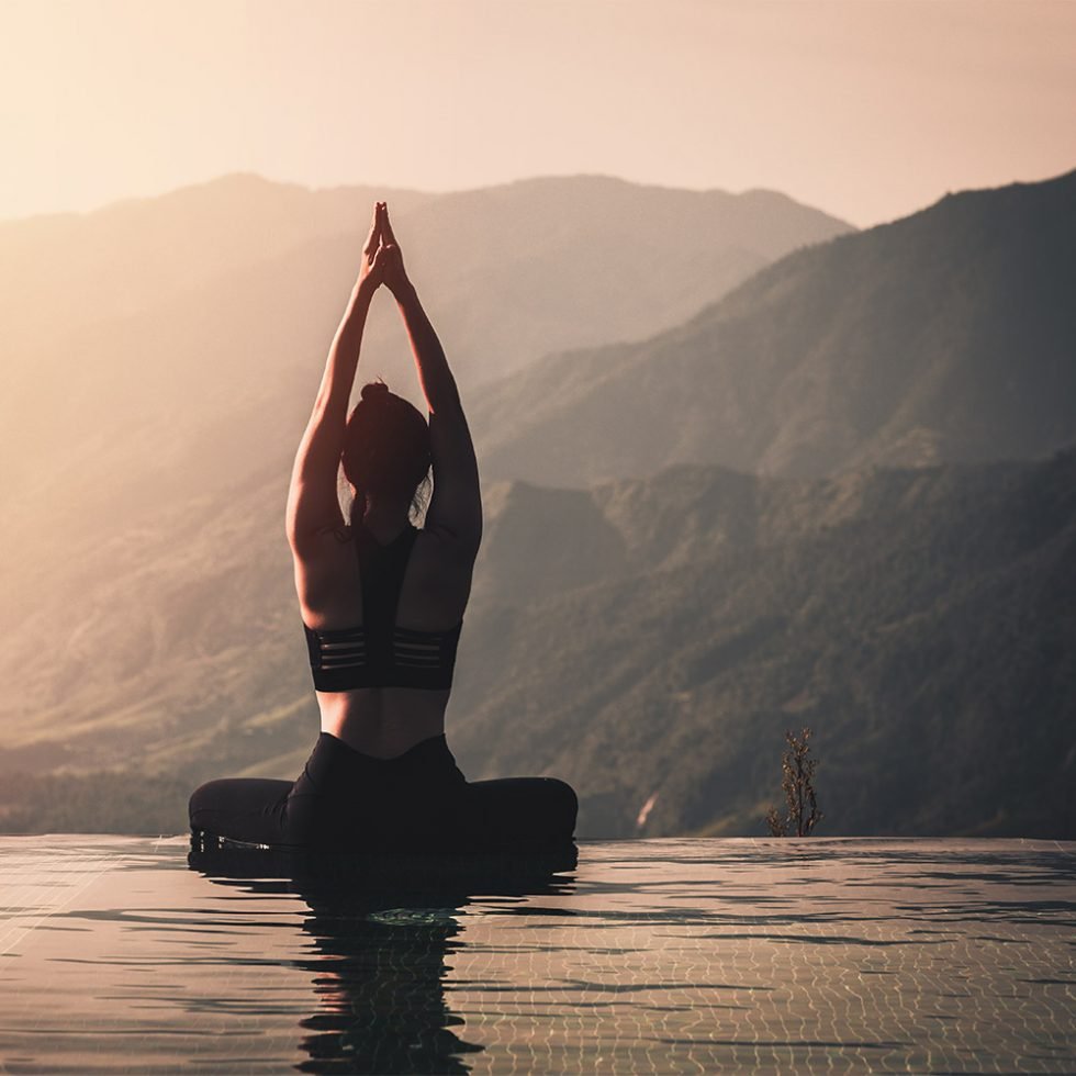 Женщина медитирует