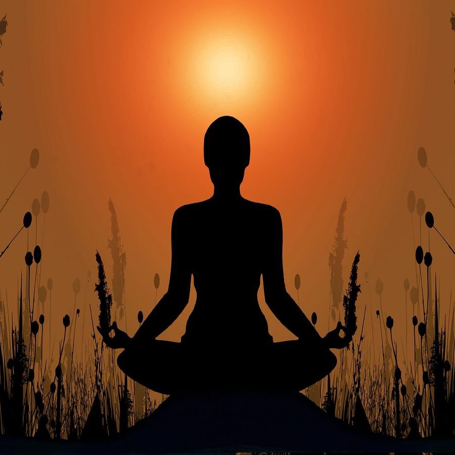 Женщина медитирует на природе