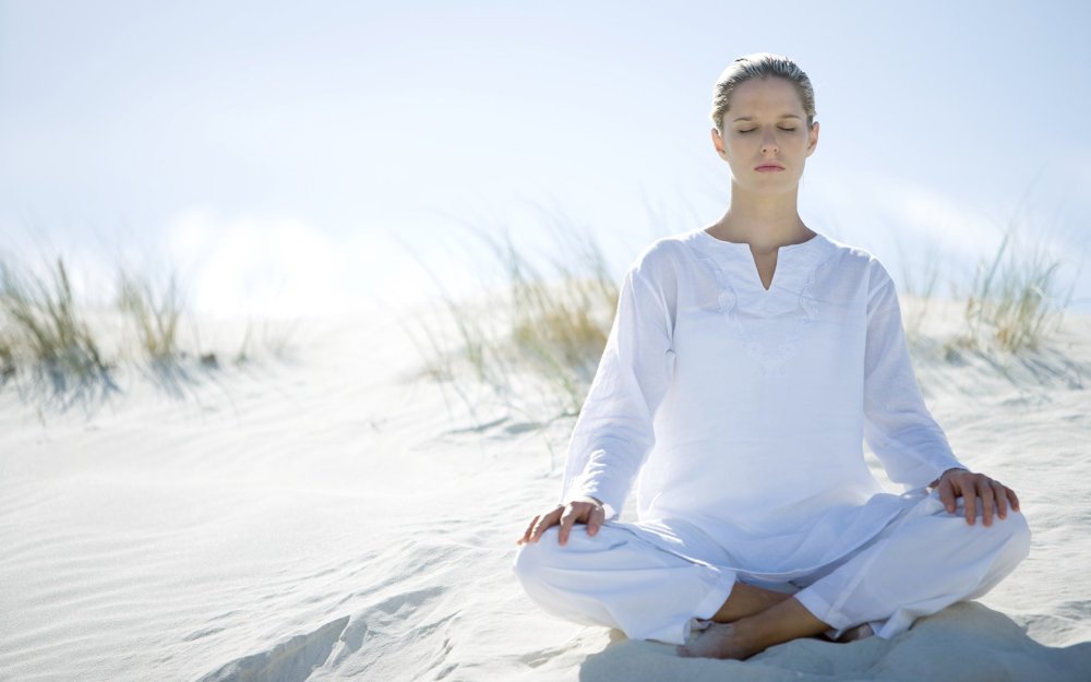 Девушка медитирует