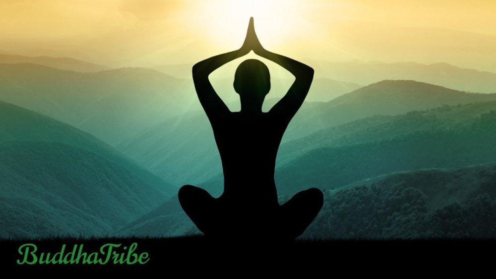 Человек в горах медитирует