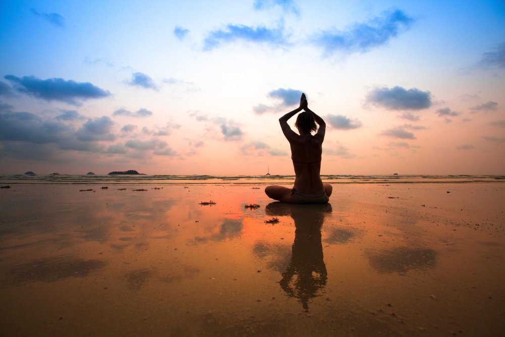 Медитация красивая девушка