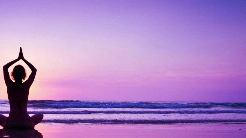Йога на фоне моря