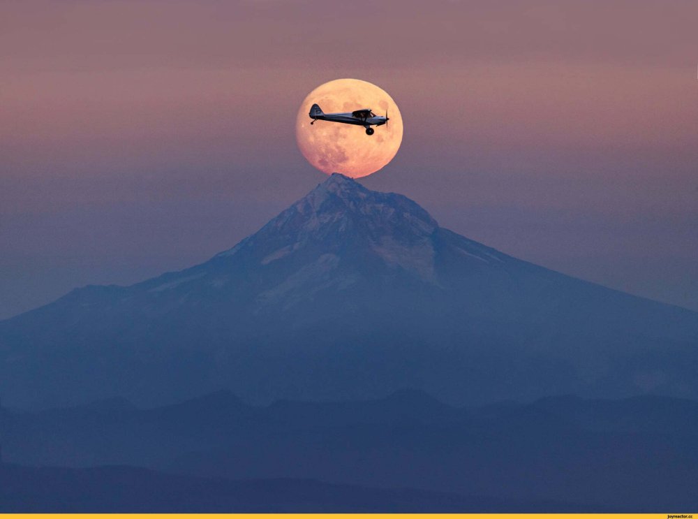 Самолет на фоне Луны фото