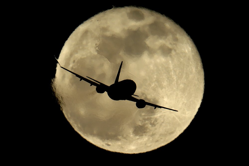 Тень самолета на Луне