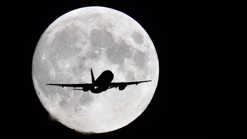 Самолет и Луна