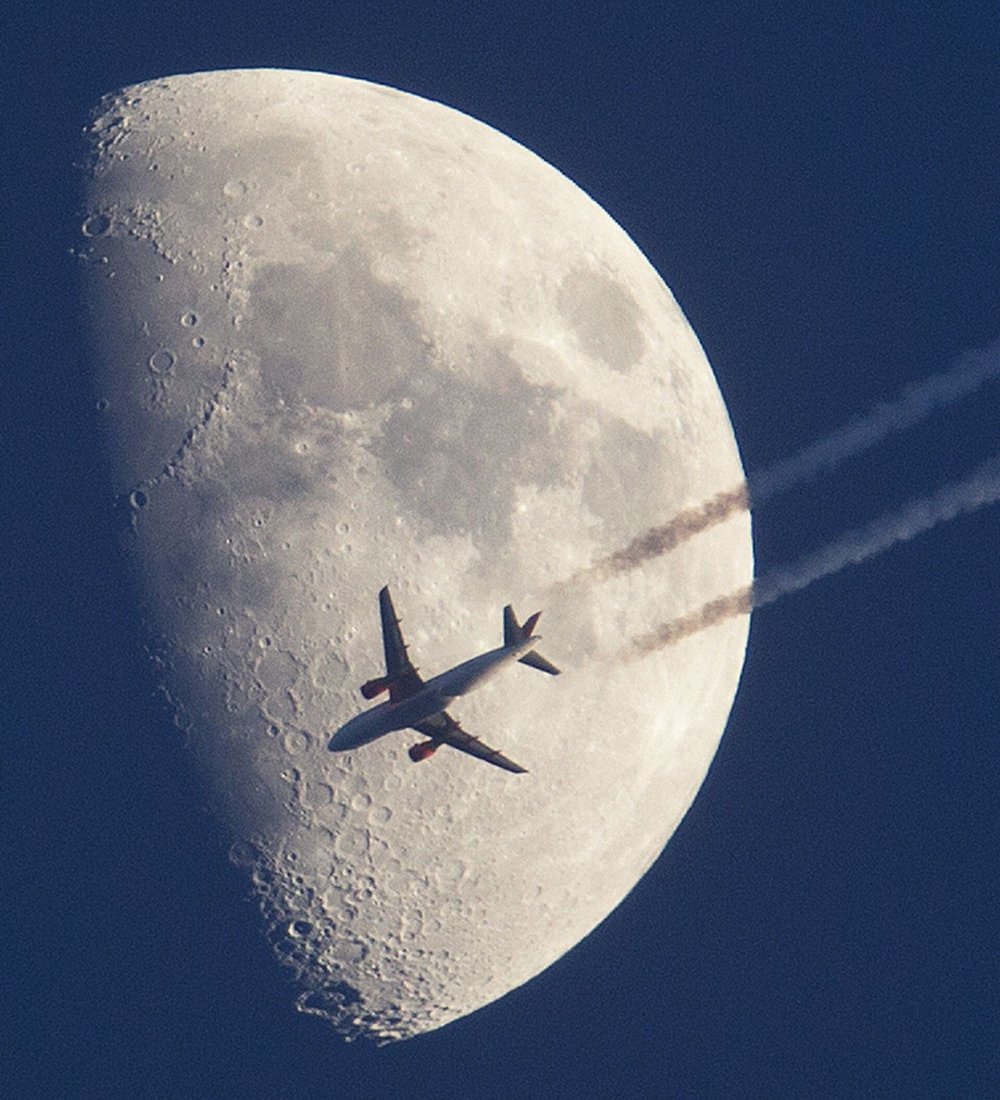 Спутник на фоне Луны