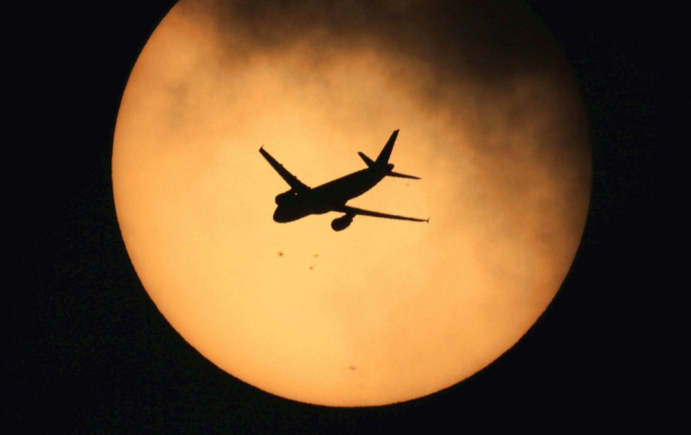 Самолет ночь Луна