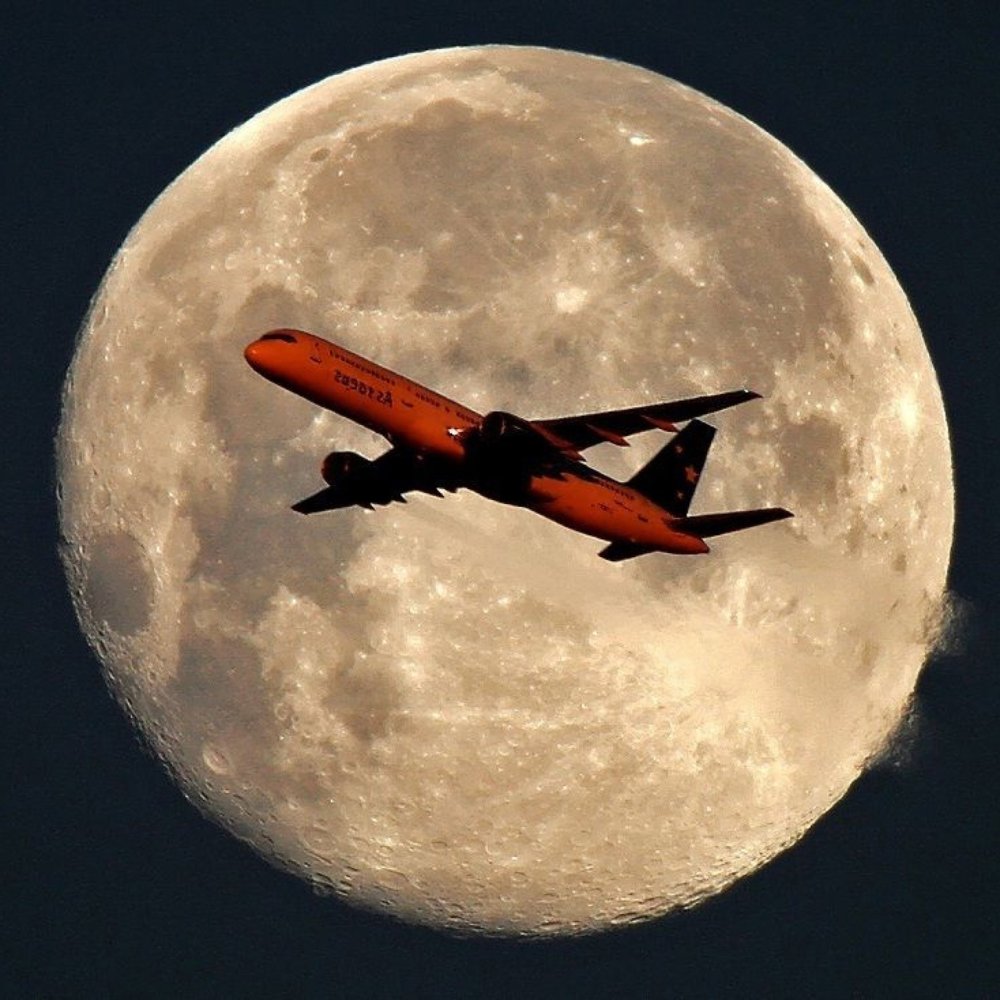 Самолет на фоне Луны