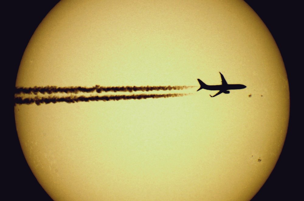 Самолет на фоне солнца