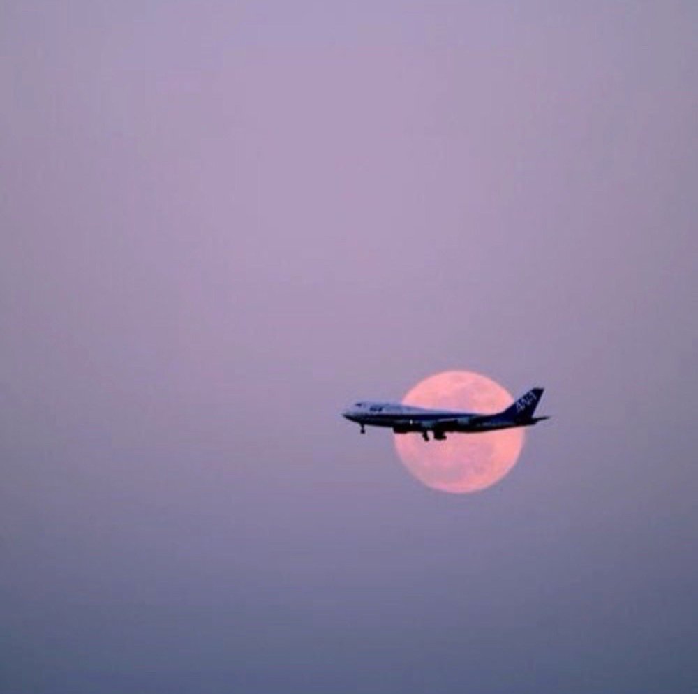 Самолет на фоне Луны