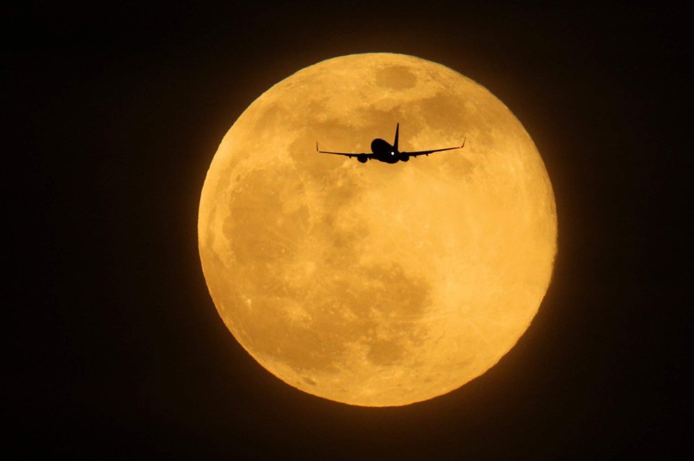 Самолет через телескоп