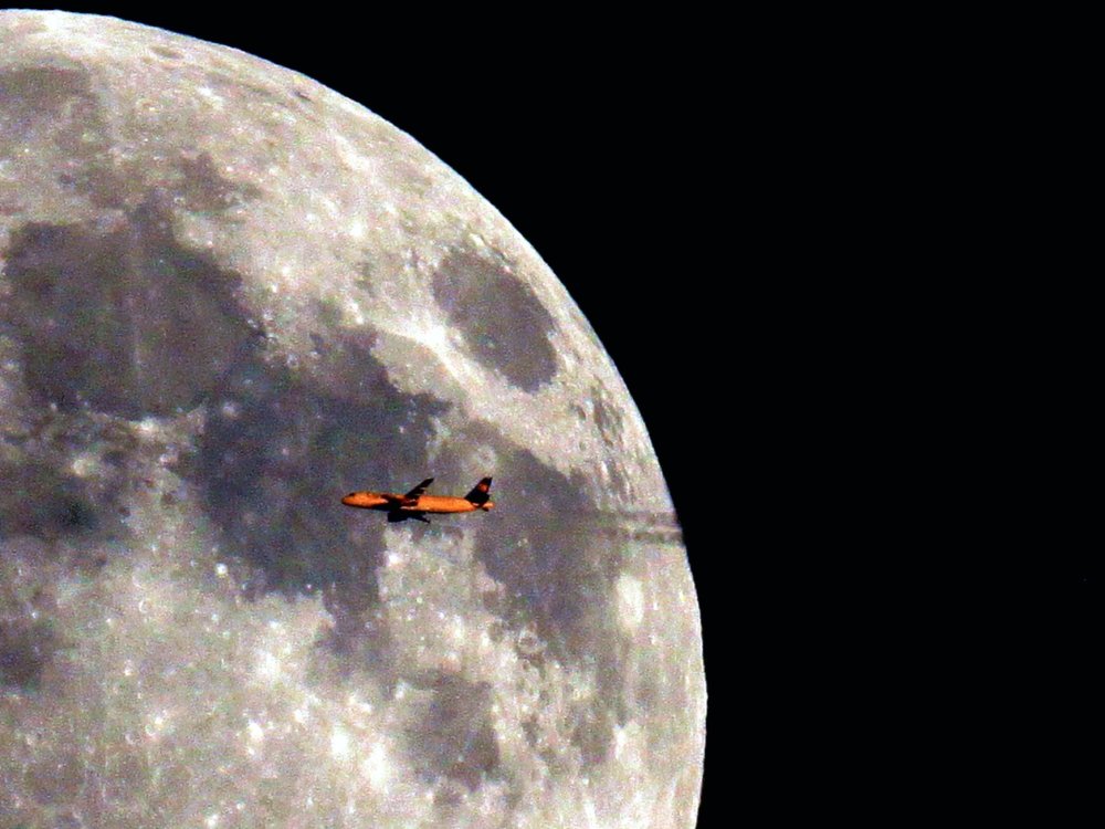 Самолет в небе ночью