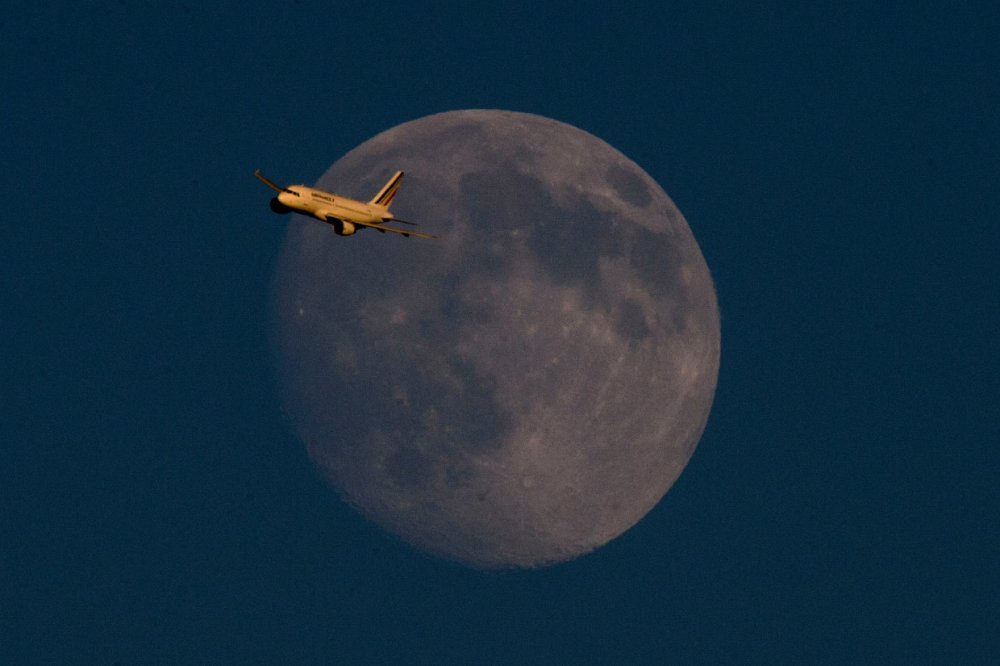 Солнце и Луна фон самолет