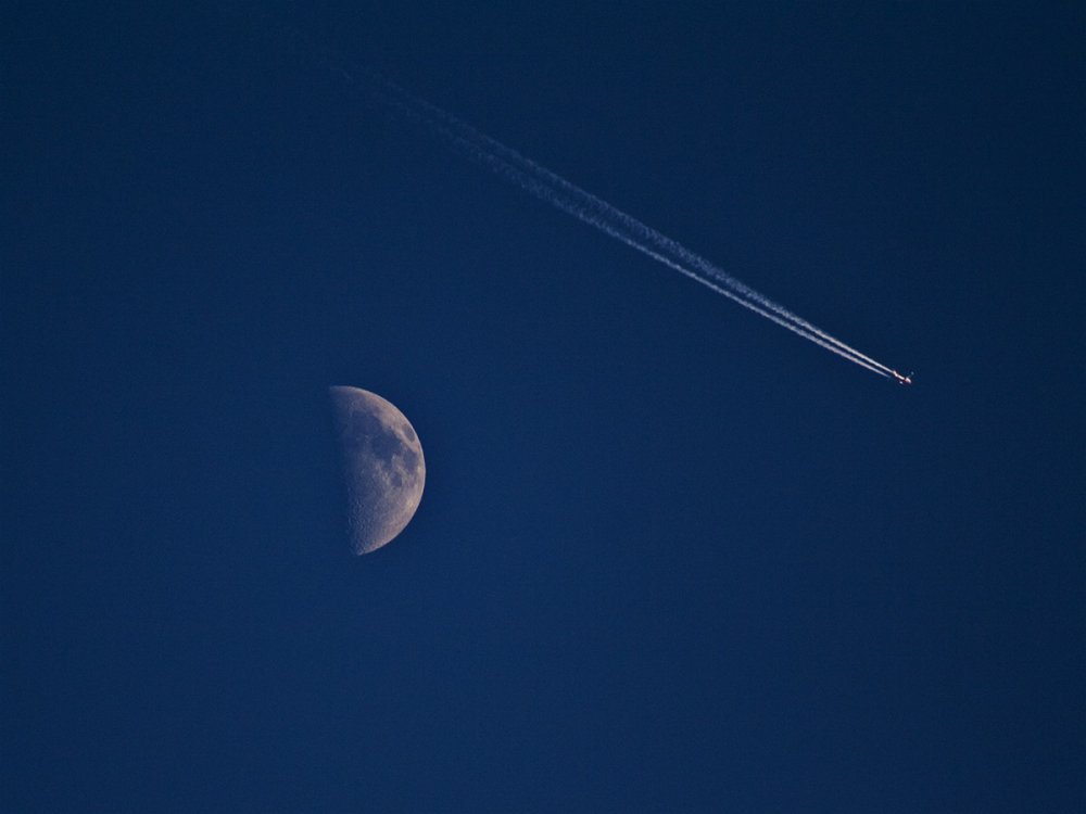 Пролетающий на фоне Луны