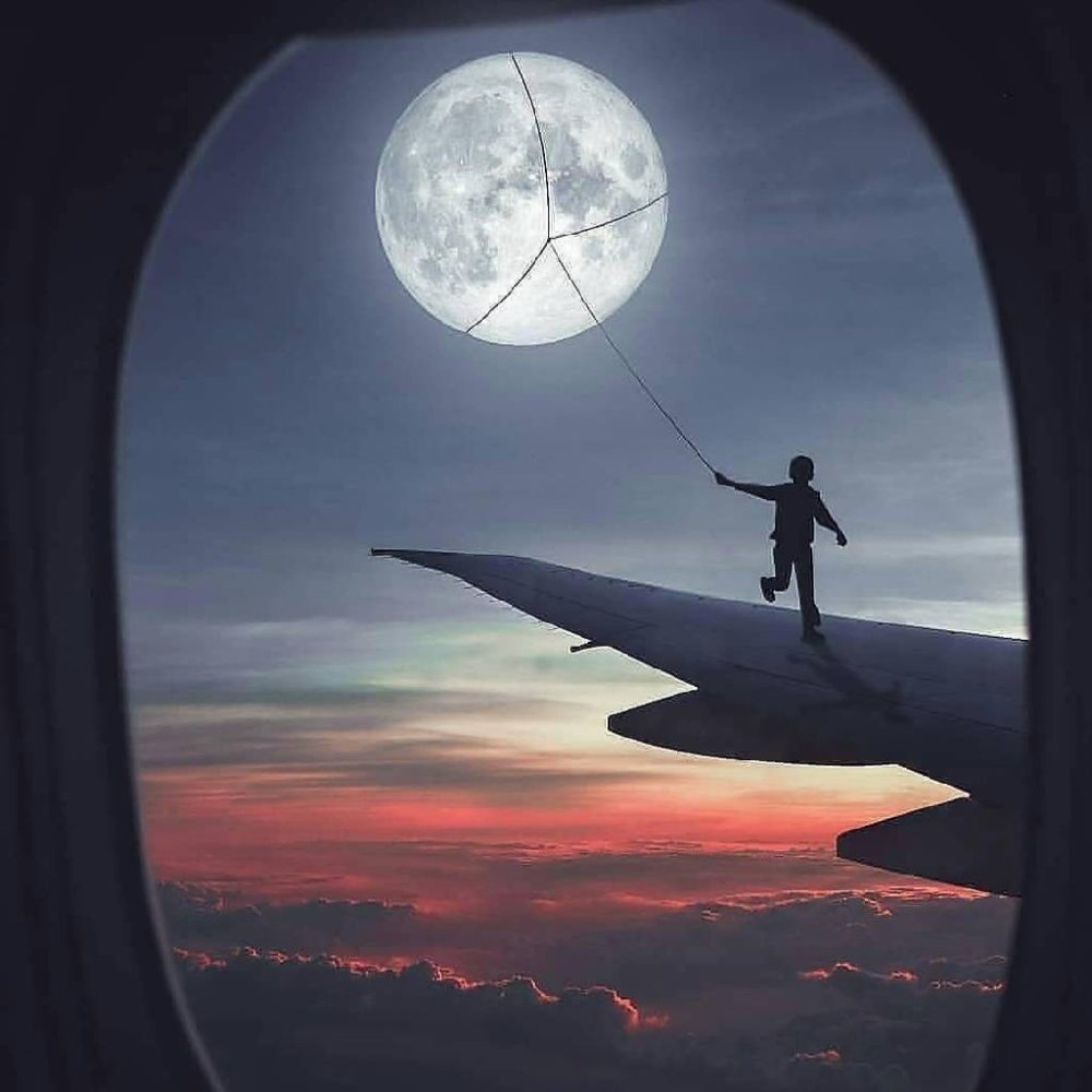 Самолет на фоне Луны