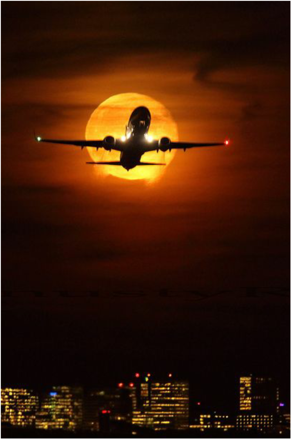 Самолет на черном фоне