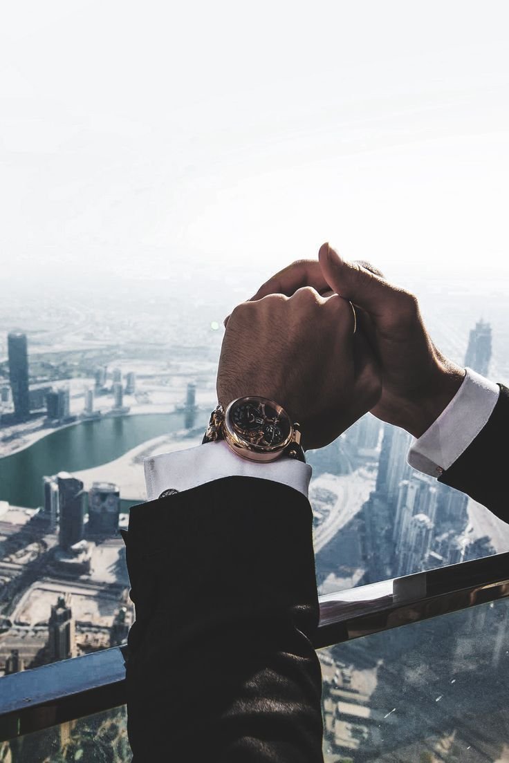 Доллары в сумочке мужской Луи Виттон