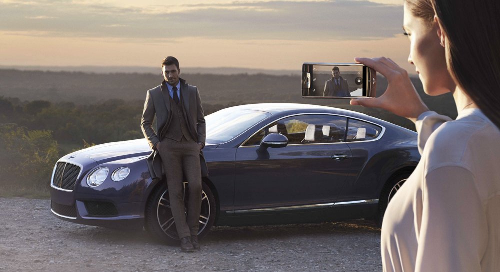 Успешный человек с машиной