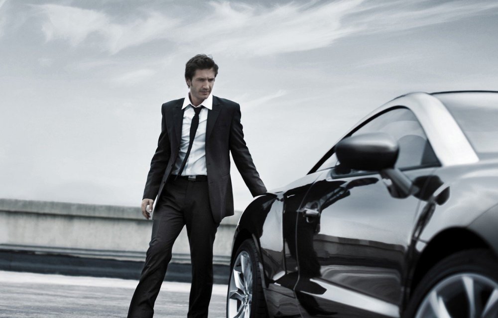 Мужчина в машине