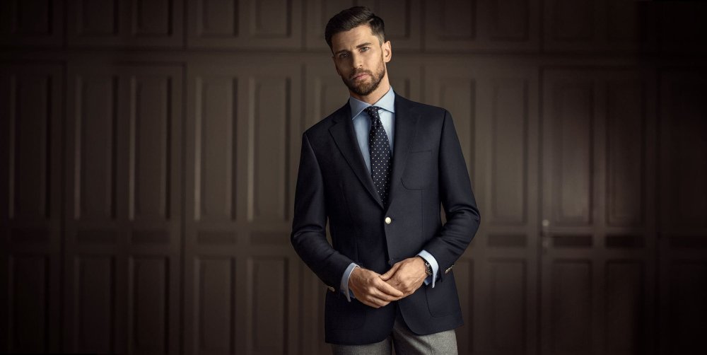 Парень на фоне машины