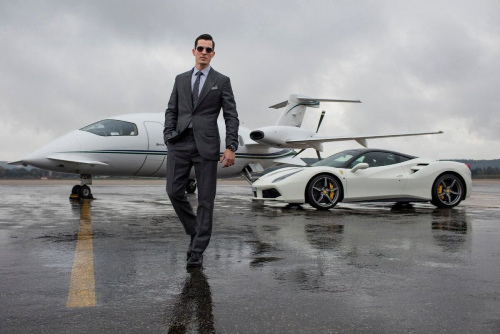 Мужчина в костюме в темноте